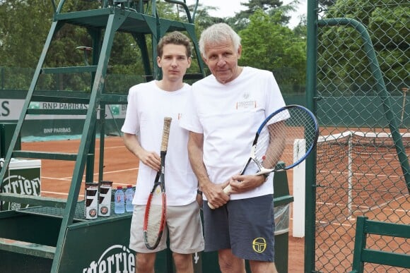 Patrick Poivre d'Arvor et son fils François lors de la troisième et dernière journée du Trophée des Personnalités de Roland-Garros 2016, vendredi 3 juin 2016.
