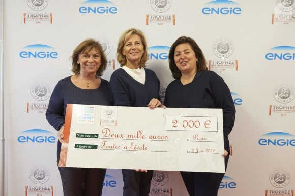Claire Chazal a récupéré un chèque de 2 000 euros pour l'association Toutes à l'école lors de la troisième et dernière journée du Trophée des Personnalités de Roland-Garros 2016, vendredi 3 juin 2016.