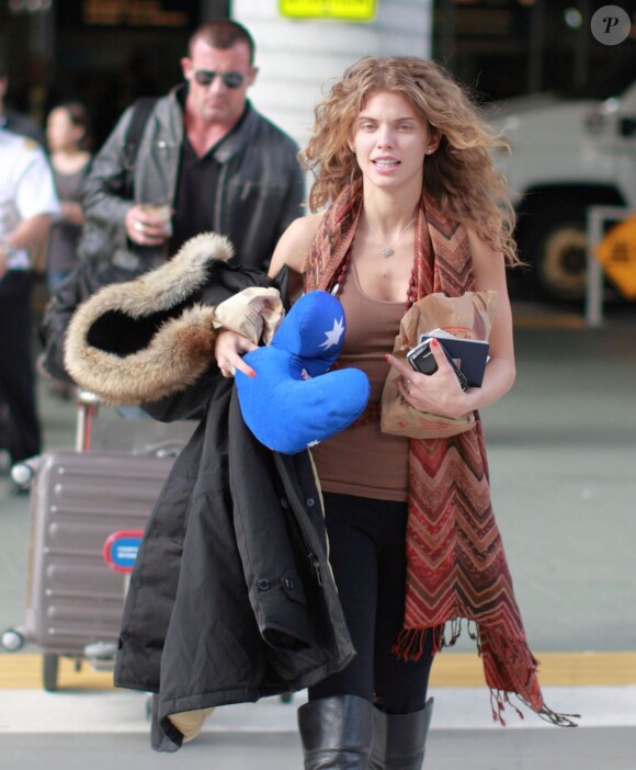 AnnaLynne McCord et Dominic Purcell à l'aéroport de Los Angeles le 9 avril 2012