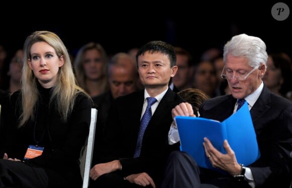 Elizabeth Holmes, aux côtés de Bill Clinton lors d'une conférence organisée à New York le 29 septembre 2015