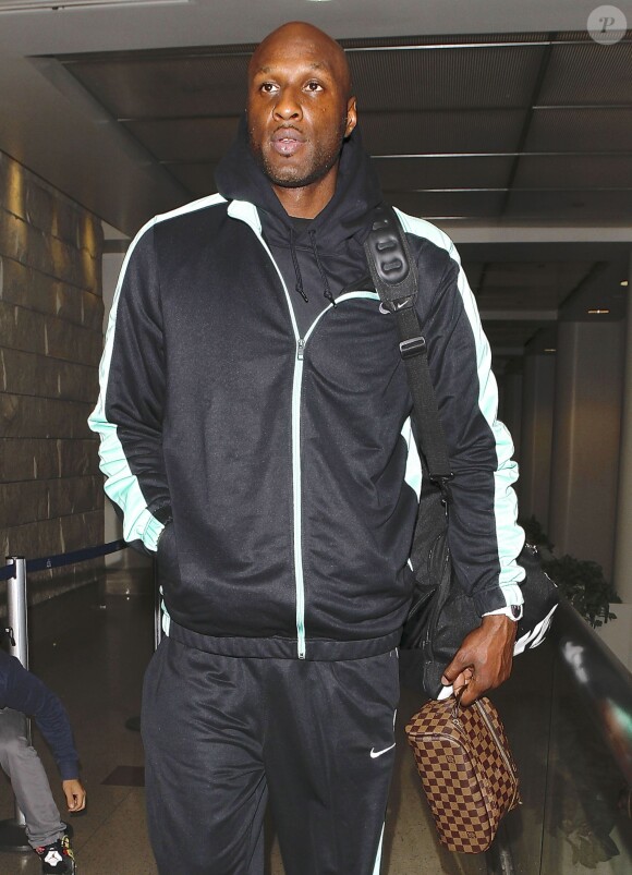 Lamar Odom arrive a l'aeroport de Los Angeles, le 28 novembre 2013.