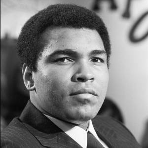 En France, à Paris, Mohamed Ali sur le plateau de l'émission Apostrophes le 8 mars 1976.