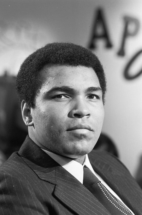 En France, à Paris, Mohamed Ali sur le plateau de l'émission Apostrophes le 8 mars 1976.