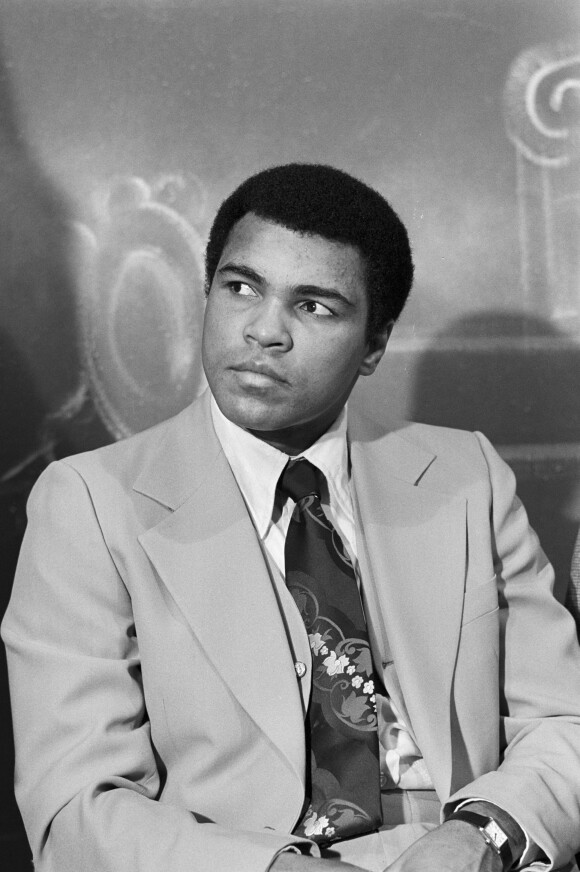 En France, à Paris, Mohamed Ali sur le plateau de l'émission Rendez-vous du Dimanche le 4 mars 1976.