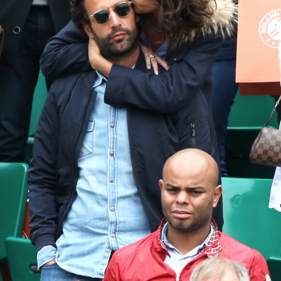 Laurie Cholewa et son nouveau compagnon dans les tribunes des internationaux de France de Roland Garros à Paris le 4 juin 2016. © Moreau - Jacovides / Bestimage