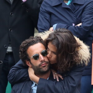 Laurie Cholewa et son nouveau compagnon dans les tribunes des internationaux de France de Roland Garros à Paris le 4 juin 2016. © Moreau - Jacovides / Bestimage