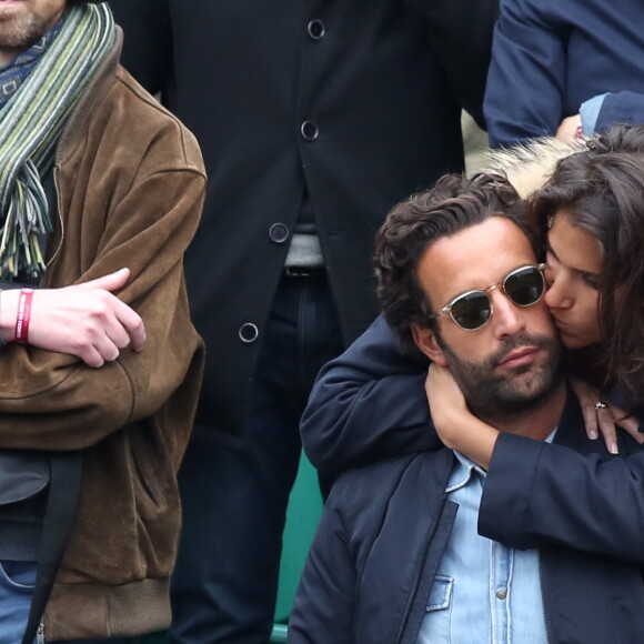 Laurie Cholewa et son nouveau compagnon dans les tribunes des internationaux de France de Roland Garros à Paris le 4 juin 2016. © Moreau - Jacovides / Bestimage