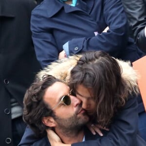 Laurie Cholewa et son nouveau compagnon dans les tribunes des internationaux de France de Roland Garros à Paris le 4 juin 2016. © Moreau - Jacovides / Bestimage