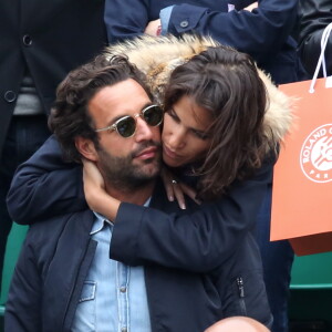 Laurie Cholewa et son nouveau compagnon dans les tribunes des internationaux de France de Roland Garros à Paris le 4 juin 2016. © Moreau - Jacovides / Bestimage
