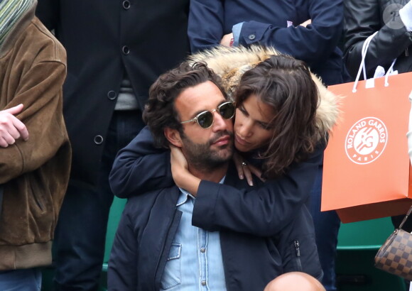 Laurie Cholewa et son nouveau compagnon dans les tribunes des internationaux de France de Roland Garros à Paris le 4 juin 2016. © Moreau - Jacovides / Bestimage