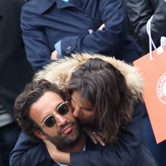 Laurie Cholewa et son nouveau compagnon dans les tribunes des internationaux de France de Roland Garros à Paris le 4 juin 2016. © Moreau - Jacovides / Bestimage