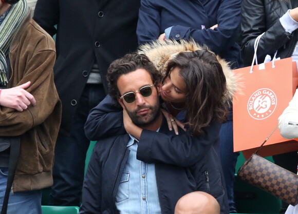 Laurie Cholewa et son nouveau compagnon : in love dans les tribunes des internationaux de France de Roland Garros à Paris le 4 juin 2016. © Moreau - Jacovides / Bestimage