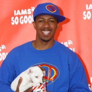 Nick Cannon pose avec son chien "Reverend Pow Jackson" à New York, le 22 aout 2014