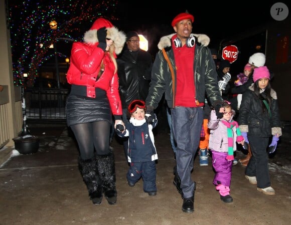 Mariah Carey, Nick Cannon et leurs jumeaux Moroccan et Monroe sortent se promener a Aspen, le 23 decembre 2013