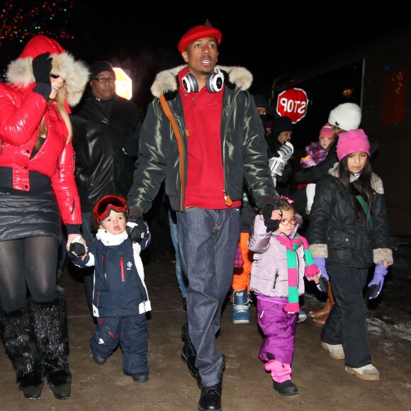 Mariah Carey, Nick Cannon et leurs jumeaux Moroccan et Monroe sortent se promener a Aspen, le 23 decembre 2013