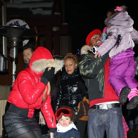 Mariah Carey, Nick Cannon et leurs jumeaux Moroccan et Monroe sortent se promener a Aspen, le 23 decembre 2013