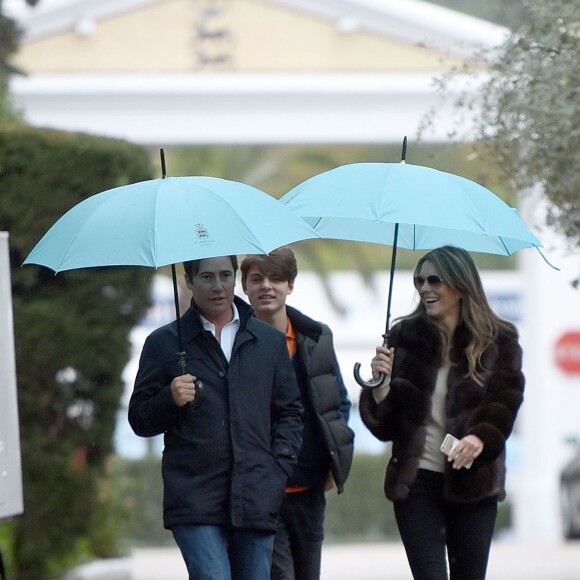 Liz (Elizabeth) Hurley et son fils Damian Charles se promènent près du Marbella Club à Marbella, le 18 février 2016.