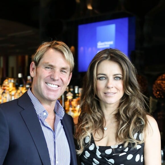 Elizabeth Hurley et son petit-ami Shane Warne assistent au lancement du Shane Warne Foundation's Ambassador Program au Club 23 en Australie, le 12 Novembre 2013.