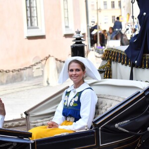 La princesse Madeleine de Suède partageait le landau du prince Carl Philip et de la princesse Sofia lors de la procession de la Fête nationale, le 6 juin 2016 à Stockholm.