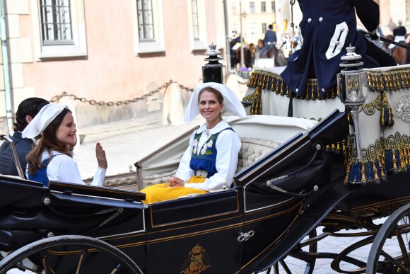 La princesse Madeleine de Suède partageait le landau du prince Carl Philip et de la princesse Sofia lors de la procession de la Fête nationale, le 6 juin 2016 à Stockholm.