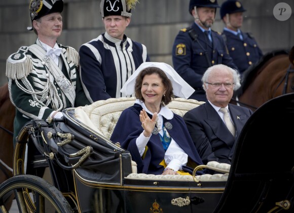 La reine Silvia et le roi Carl XVI Gustaf de Suède lors de la procession de la Fête nationale le 6 juin 2016.
