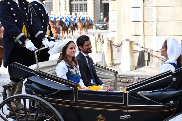 Le prince Carl Philip et la princesse Sofia de Suède ont partagé un landau avec la princesse Madeleine lors de la procession de la Fête nationale, le 6 juin 2016 à Stockholm.