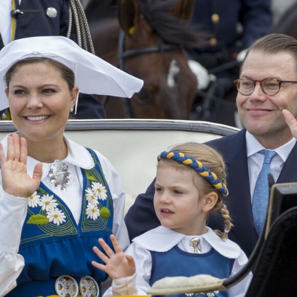 La princesse Victoria de Suède, la princesse Estelle et le prince Daniel lors de la procession de la Fête nationale, le 6 juin 2016 à Stockholm.