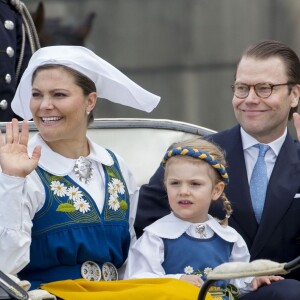 La princesse Victoria de Suède, la princesse Estelle et le prince Daniel lors de la procession de la Fête nationale, le 6 juin 2016 à Stockholm.