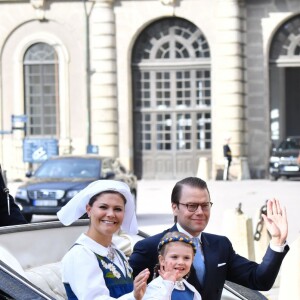 La princesse Victoria de Suède, la princesse Estelle et le prince Daniel lors de la procession de la Fête nationale, le 6 juin 2016 à Stockholm.