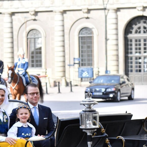 La princesse Victoria de Suède, la princesse Estelle et le prince Daniel lors de la procession de la Fête nationale, le 6 juin 2016 à Stockholm.