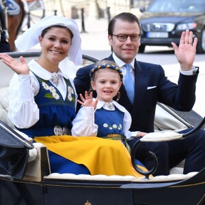 La princesse Victoria de Suède, la princesse Estelle et le prince Daniel lors de la procession de la Fête nationale, le 6 juin 2016 à Stockholm.