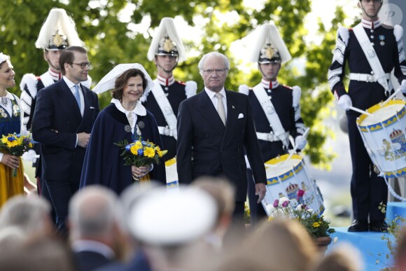 Le roi Carl XVI Gustaf et la reine Silvia de Suède suivis du prince Daniel et de la princesse Victoria lors des festivités traditionnelles à Skansen, Stockholm, le 6 juin 2016 pour la Fête nationale.