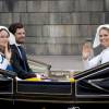 Le prince Carl Philip et la princesse Sofia de Suède ont partagé un landau avec la princesse Madeleine lors de la procession de la Fête nationale, le 6 juin 2016 à Stockholm.