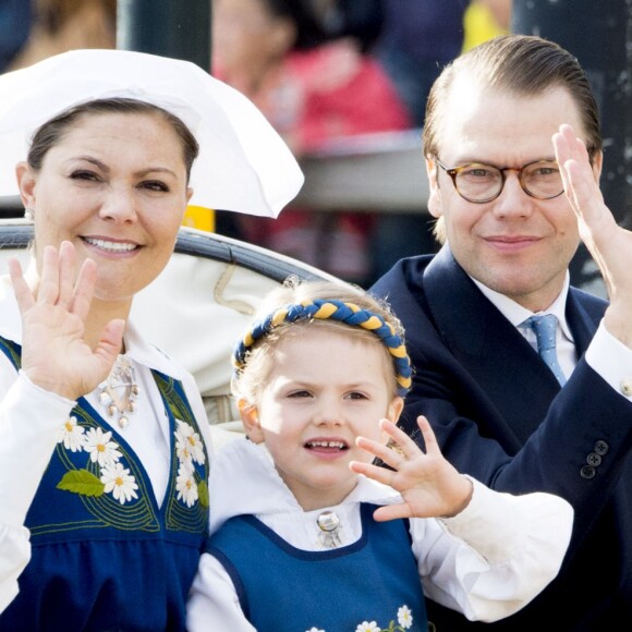 La princesse Victoria de Suède, la princesse Estelle et le prince Daniel lors de la procession de la Fête nationale, le 6 juin 2016 à Stockholm.