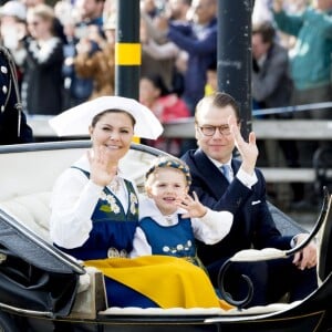 La princesse Victoria de Suède, la princesse Estelle et le prince Daniel lors de la procession de la Fête nationale, le 6 juin 2016 à Stockholm.