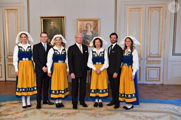 La princesse Madeleine, Le prince Daniel, la princesse Victoria, le roi Carl XVI Gustaf, le reine Silvia, le prince Carl Philip et la princesse Sofia de Suède posent au palais à Stockholm pour la Fête nationale le 6 juin 2016.