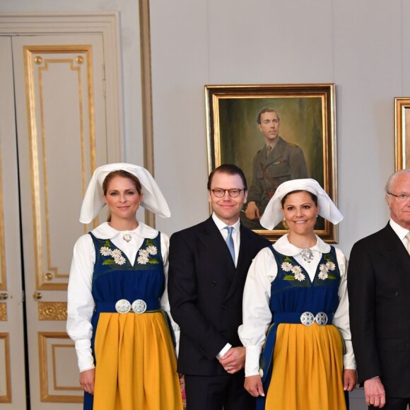 La princesse Madeleine, Le prince Daniel, la princesse Victoria, le roi Carl XVI Gustaf, le reine Silvia, le prince Carl Philip et la princesse Sofia de Suède posent au palais à Stockholm pour la Fête nationale le 6 juin 2016.