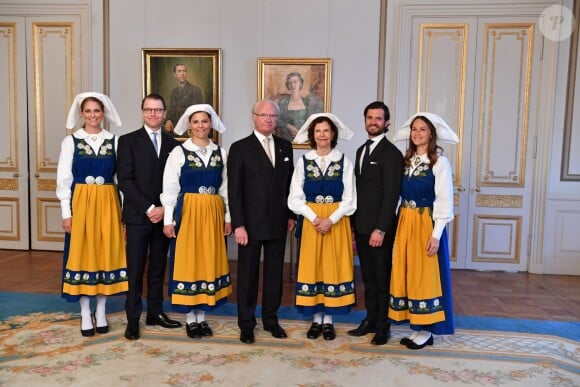 La princesse Madeleine, Le prince Daniel, la princesse Victoria, le roi Carl XVI Gustaf, le reine Silvia, le prince Carl Philip et la princesse Sofia de Suède posent au palais à Stockholm pour la Fête nationale le 6 juin 2016.