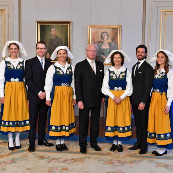 La princesse Madeleine, Le prince Daniel, la princesse Victoria, le roi Carl XVI Gustaf, le reine Silvia, le prince Carl Philip et la princesse Sofia de Suède posent au palais à Stockholm pour la Fête nationale le 6 juin 2016.