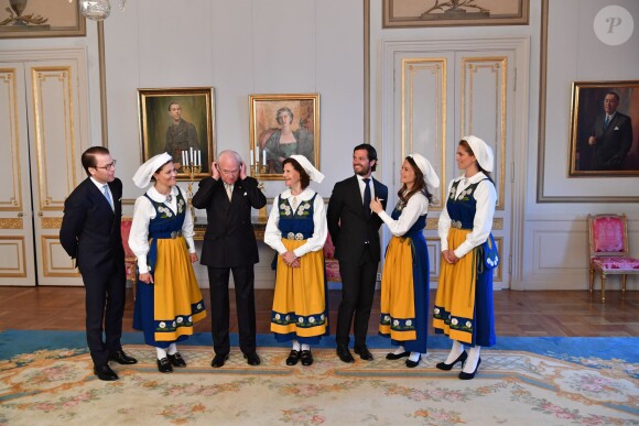 Le prince Daniel, la princesse Victoria, le roi Carl XVI Gustaf, le reine Silvia, le prince Carl Philip, la princesse Sofia et la princesse Madeleine de Suède posent au palais à Stockholm pour la Fête nationale le 6 juin 2016.