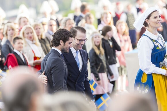 Le prince Carl Philip de Suède et le prince Daniel complices derrière la princesse Victoria lors des célébrations à Skansen (Stockholm) de la Fête nationale le 6 juin 2016.