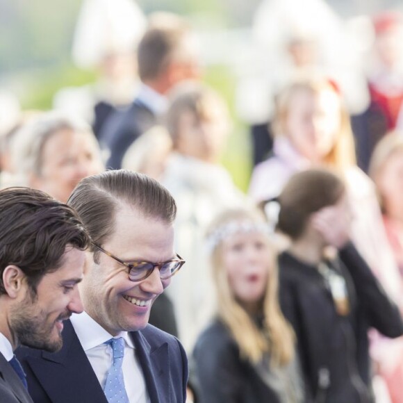 Le prince Carl Philip de Suède et le prince Daniel complices derrière la princesse Victoria lors des célébrations à Skansen (Stockholm) de la Fête nationale le 6 juin 2016.