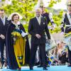 La reine Silvia de Suède et le roi Carl XVI Gustaf de Suède suivis du prince Daniel lors des célébrations à Skansen (Stockholm) de la Fête nationale le 6 juin 2016.