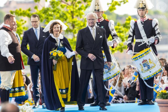 La reine Silvia de Suède et le roi Carl XVI Gustaf de Suède suivis du prince Daniel lors des célébrations à Skansen (Stockholm) de la Fête nationale le 6 juin 2016.