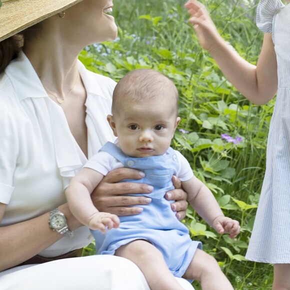 Photo officielle du prince Oscar de Suède avec sa mère la princesse Victoria et sa soeur la princesse Estelle, par Kate Gabor pour la cour royale de Suède, diffusée à l'occasion de la Fête nationale le 6 juin 2016