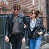 Dakota Johnson et Matthew Hitt se promènent en amoureux dans les rues de New York. Ils portent la même veste perfecto en cuir noire. Le 3 mai 2016