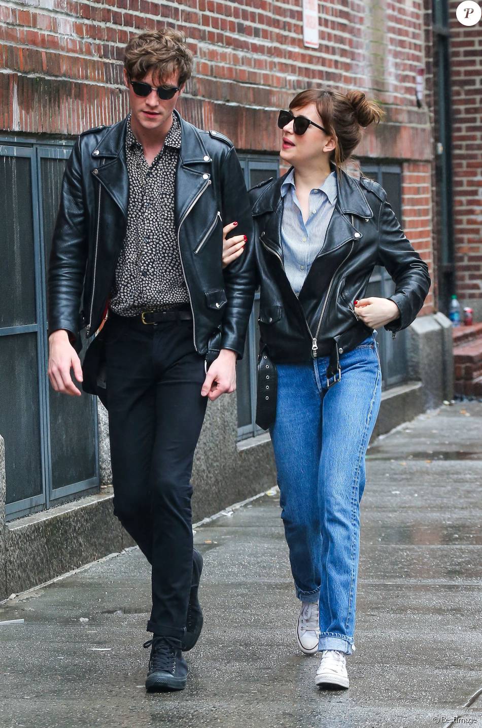 Dakota Johnson et Matthew Hitt se promènent en amoureux dans les rues ...