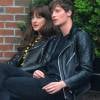 Exclusif - Dakota Johnson se promène avec Matthew Hitt et des amis, un jour de pluie, dans les rues de New York, le 1er mai 2016