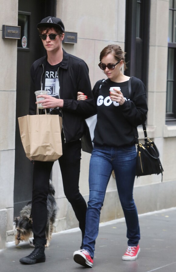 Dakota Johnson et Matthew Hitt se promènent avec leur chien dans le quartier de West Village à New York. Le 29 juin 2015