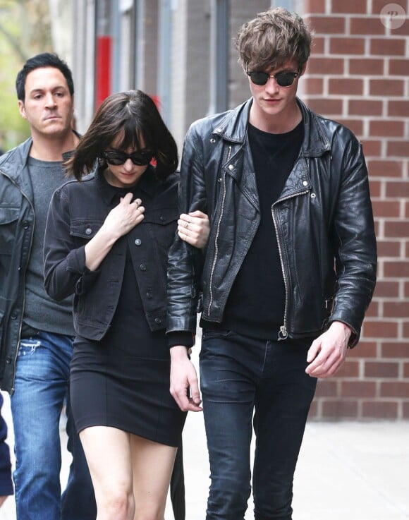 Dakota Johnson et Matthew Hitt à la sortie du tournage de "Célibataires mode d'emploi" à New York, le 27 avril 2015
